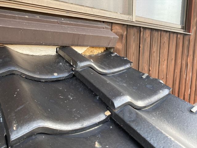 瓦屋根の漆喰の剥がれ